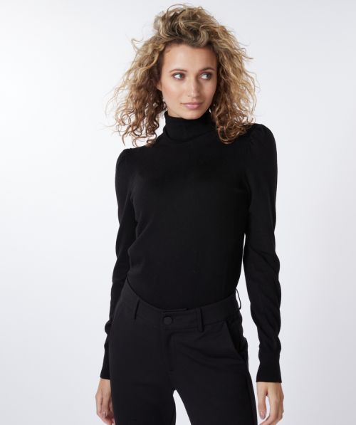 Sweater gathering shoulder