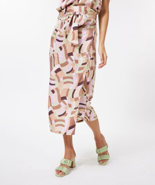 Skirt overlap geometric print