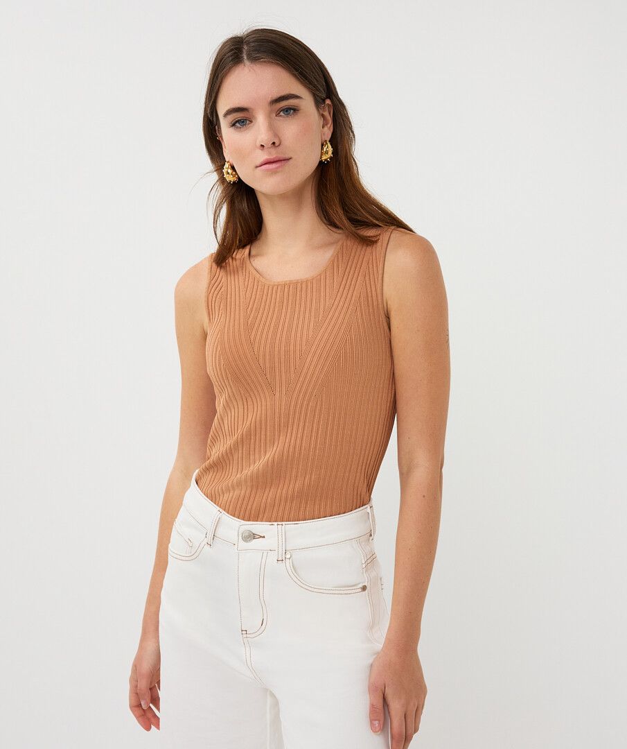 Sweater rib V detail